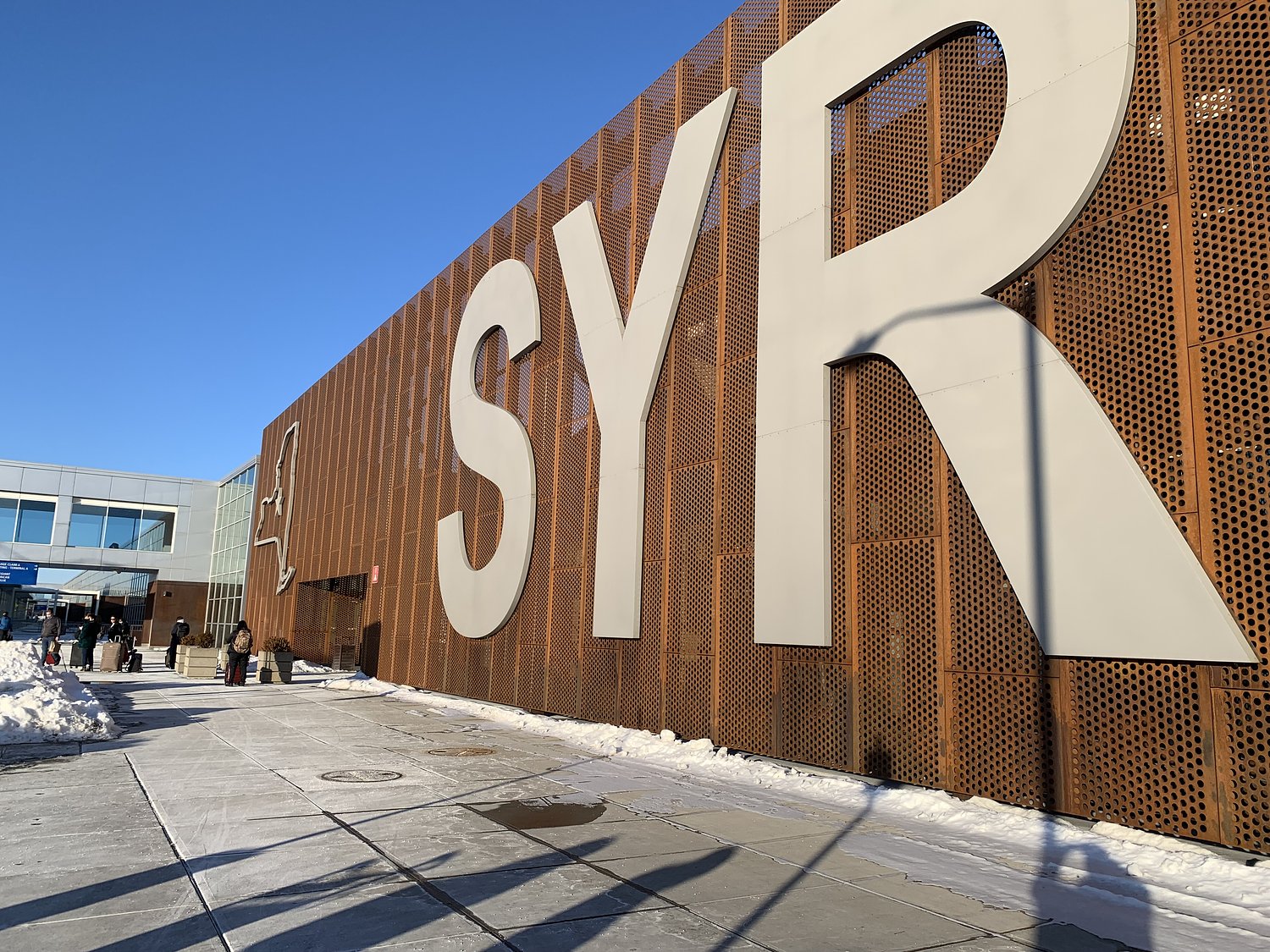 American Airlines flight makes emergency landing at Syracuse airport after odor reported onboard
