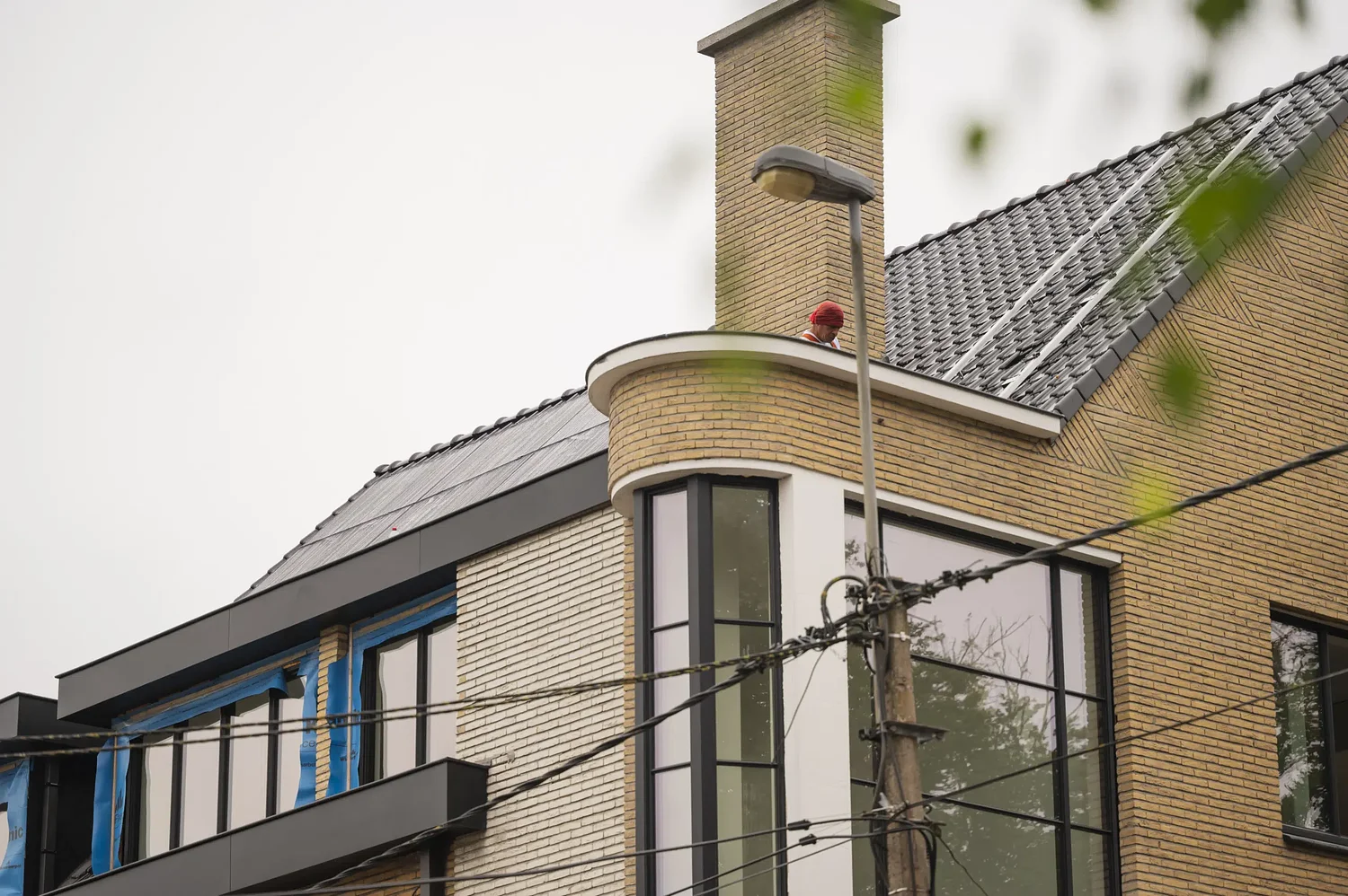 Une habitation basse énergie au style affirmé : Eline combine panneaux solaires et batterie domestique dans une maison art déco