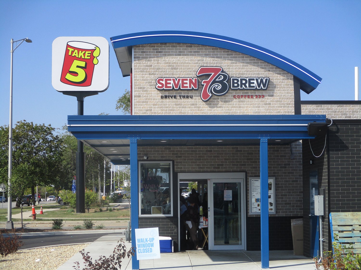 ‘Going to be crazy for this coffee’: 7 Brew continues resurgence of former mall area in St. Charles