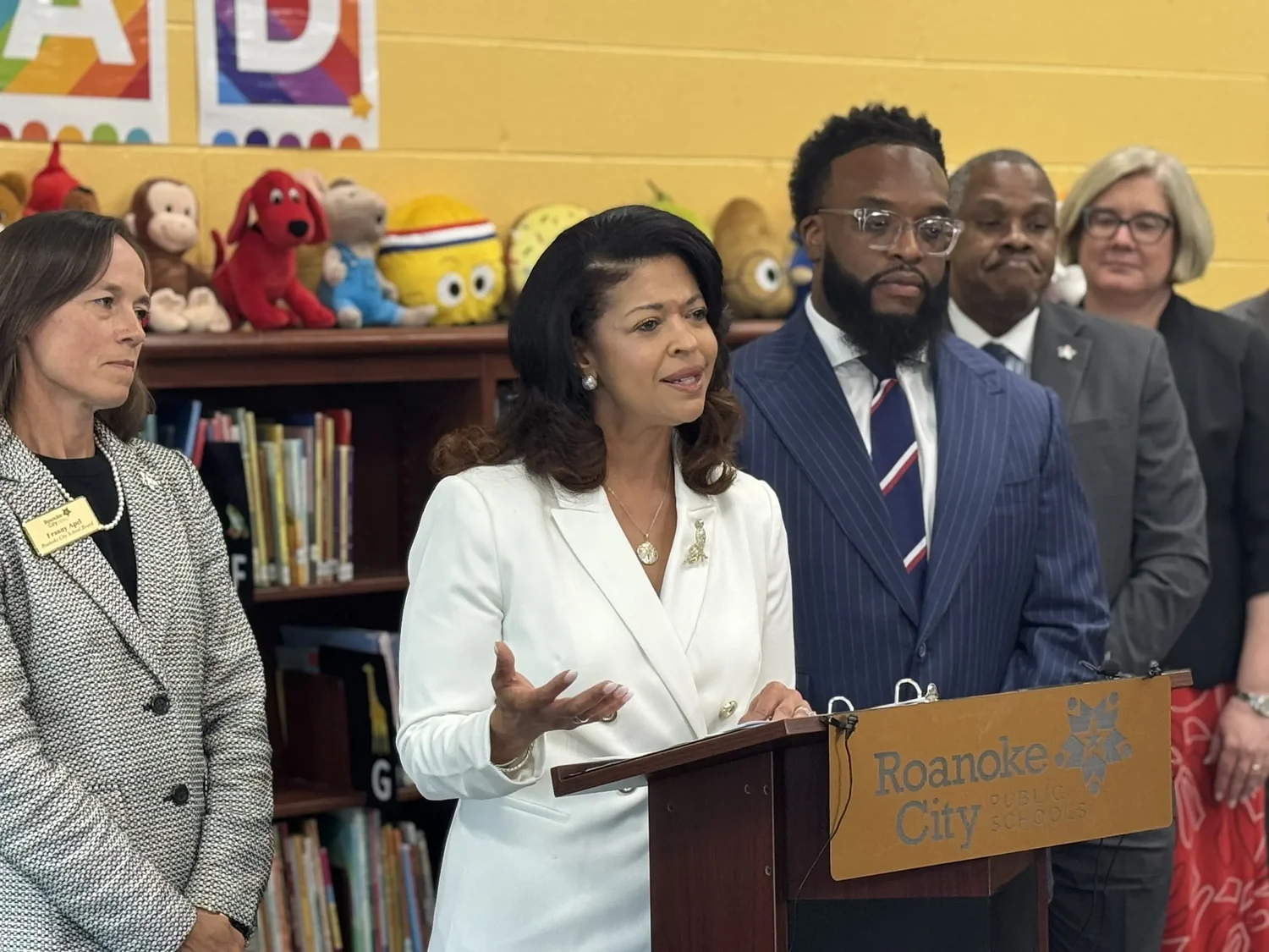 Roanoke school Superintendent Verletta White announces retirement