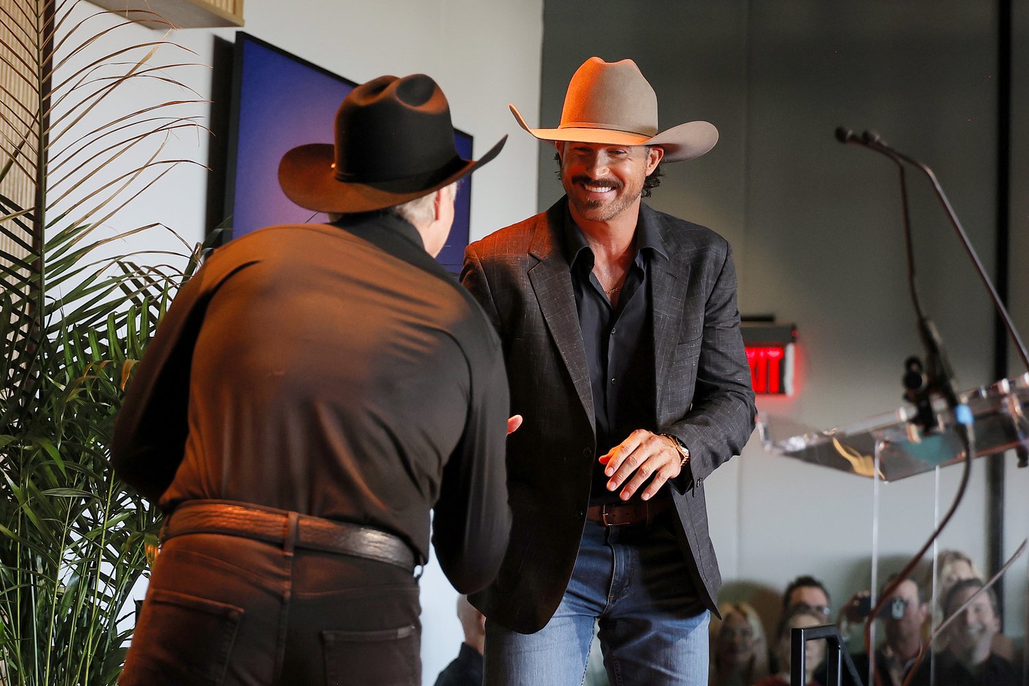 Country music legend steps in to fill hole on Riley Green’s tour