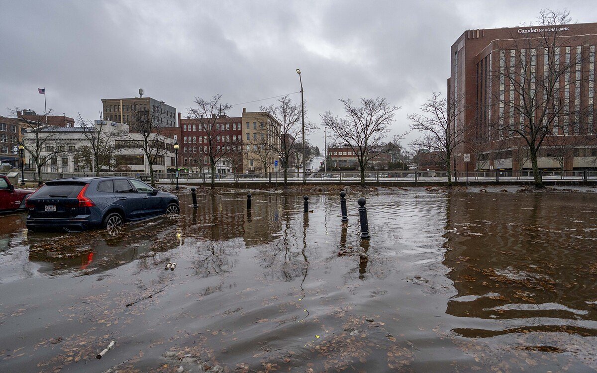 Bangor closes parking by Kenduskeag Stream over flood risk