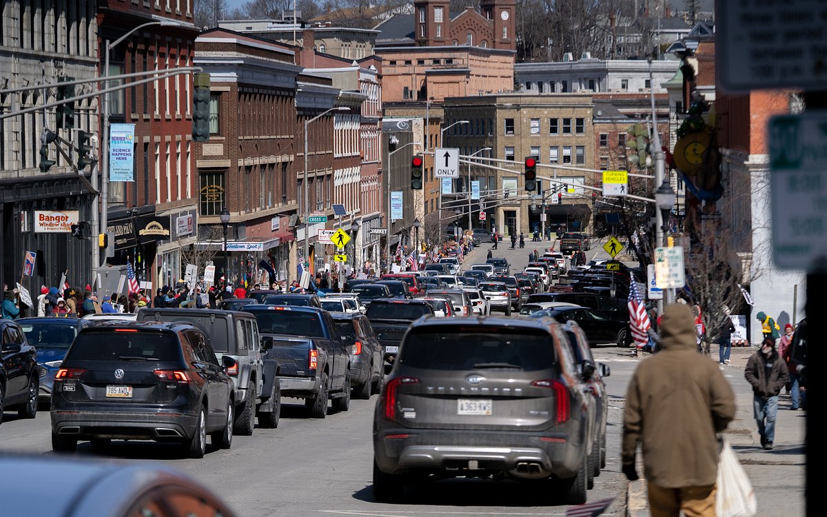 Hundreds line downtown Bangor in 3rd ‘No Kings’ protest of Donald Trump