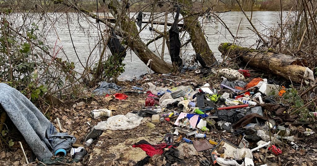 On Union Pacific land, garbage flows into Willamette River
