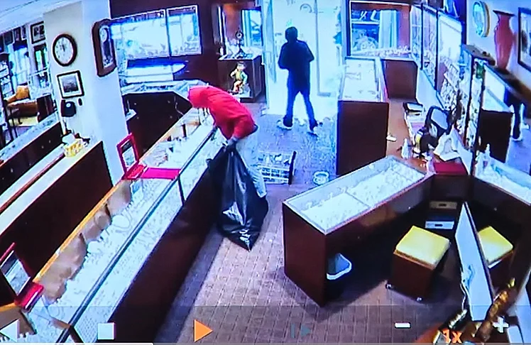 West Seattle Jewelers Targeted In $800K Robbery By Masked Thieves