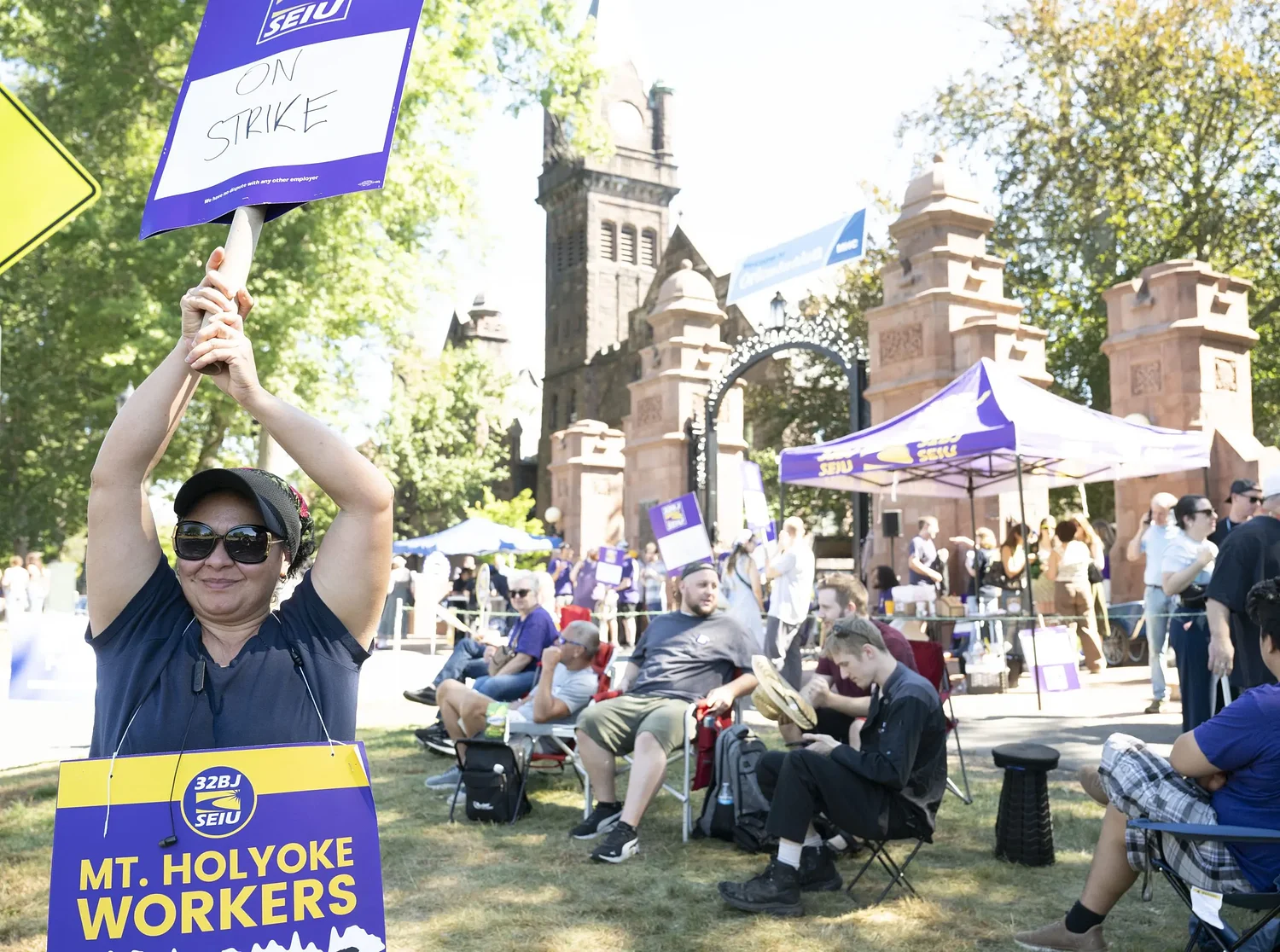 ‘No Contract, No Peace’: Mount Holyoke staff walk out over wages
