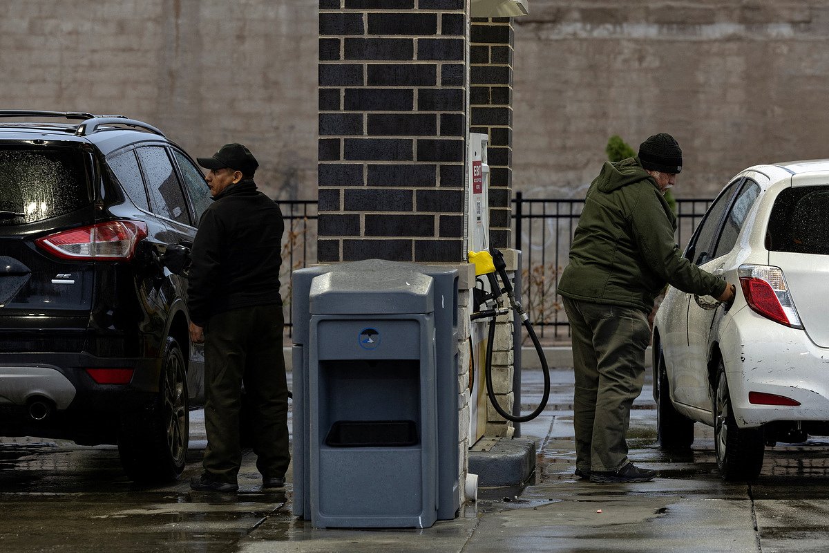 Record surge in gasoline prices fuels inflation in March
