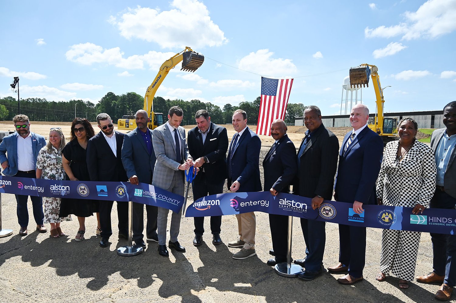 ‘When Amazon comes to town.’ Clinton and company host ribbon cutting for new data center 
