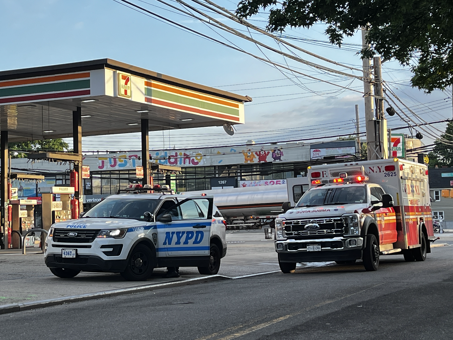 NYPD: Man, 26, stabbed during robbery on Staten Island