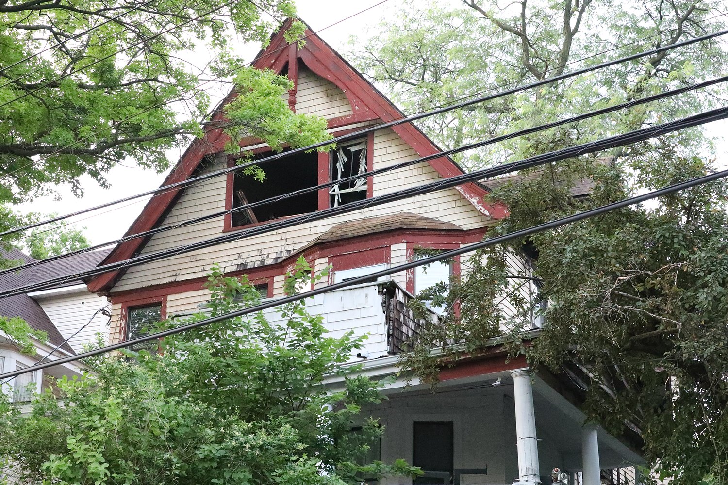 FDNY battles house fire on Staten Island early Thursday morning