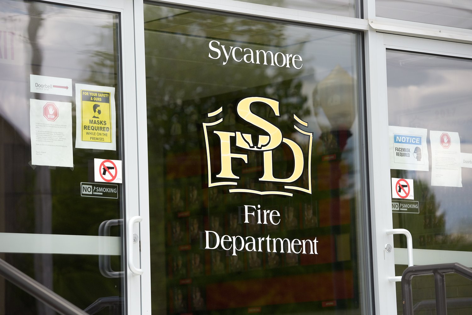 Firefighter hurt in Sycamore garage fire