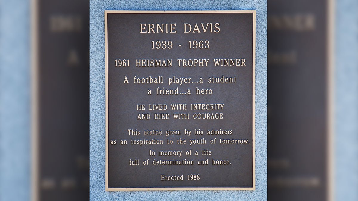 1961: Ernie Davis wins Heisman Trophy