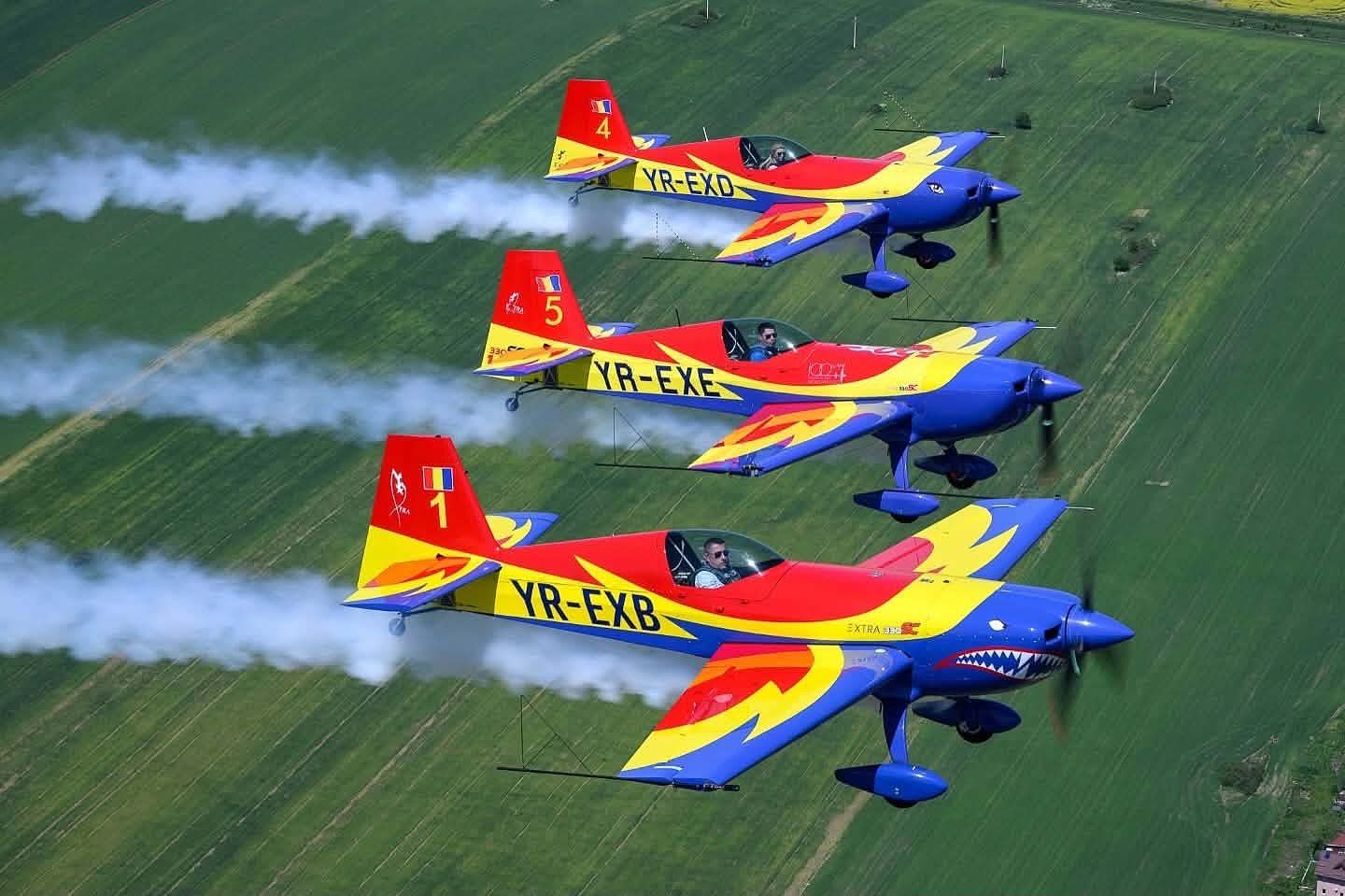 Show aviatic superb pe cerul Sibiului: „Șoimii României” au făcut acrobații în aer / video