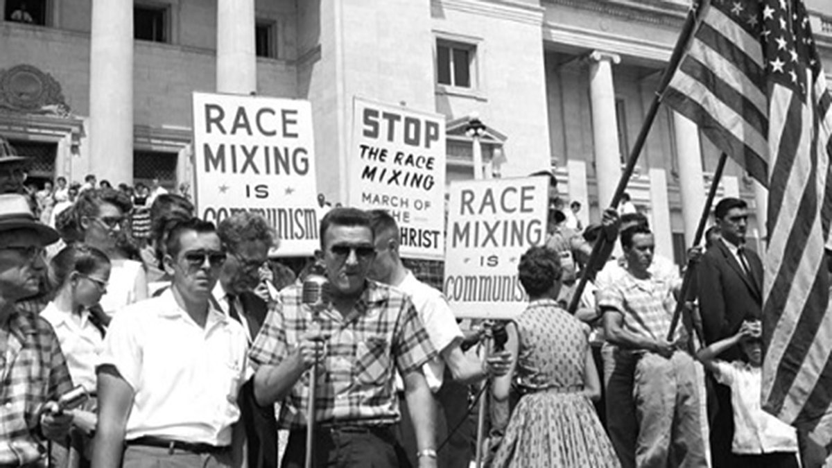 1956: Lawmakers sign 'Southern Manifesto'