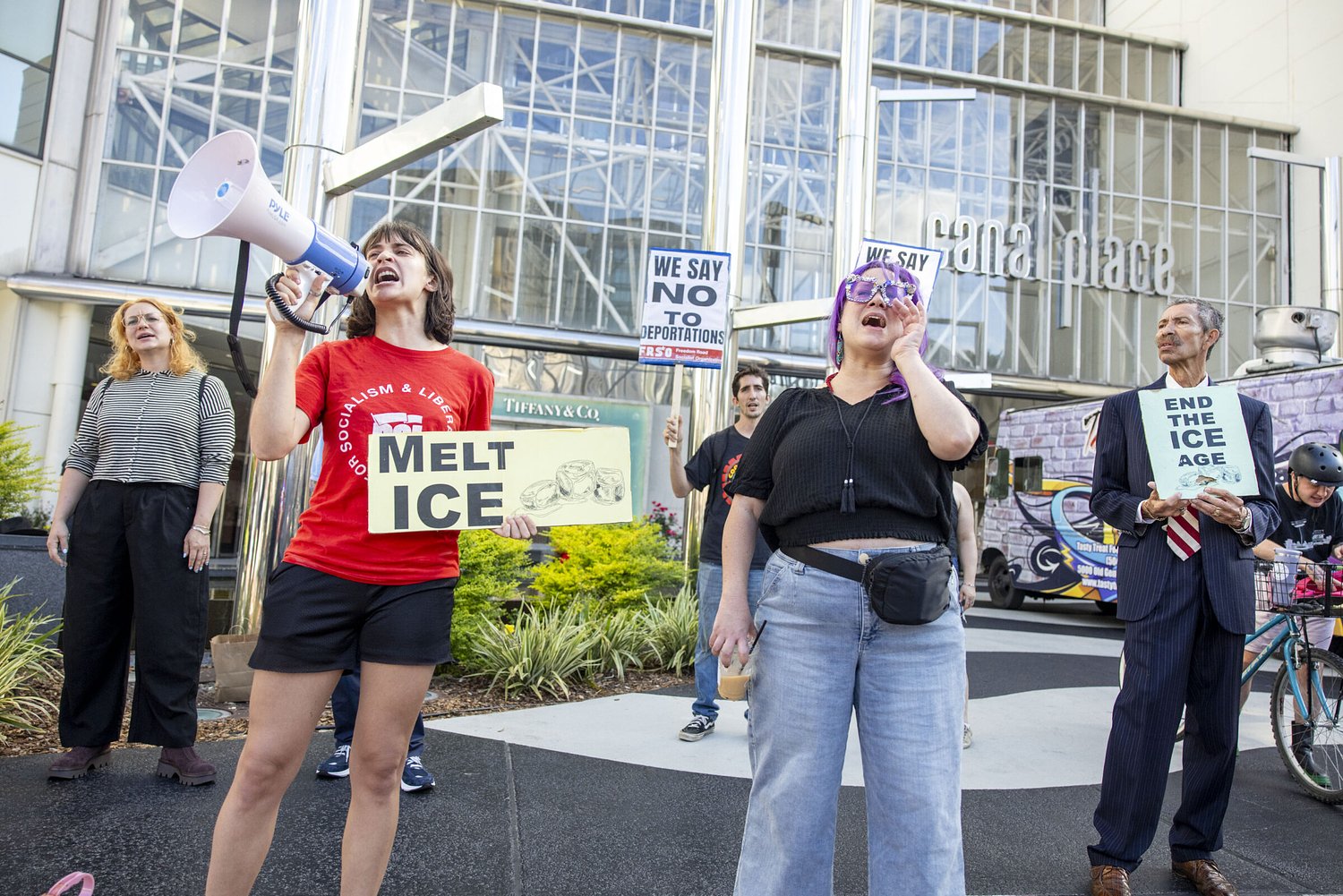 ICE arrests parents of young children at immigration hearing, sparking protest