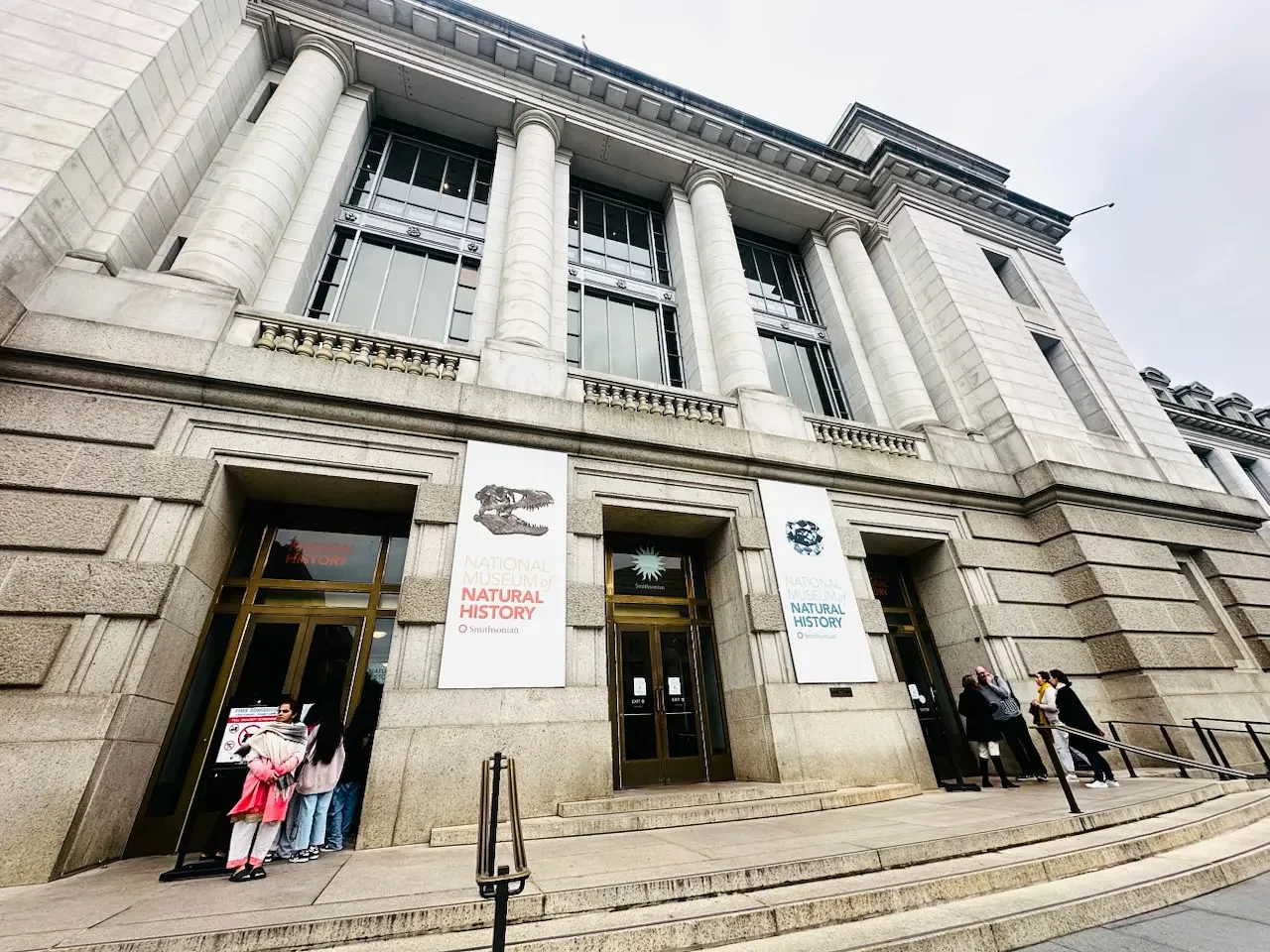 Government shutdown forces Smithsonian to temporarily close all museums and National Zoo