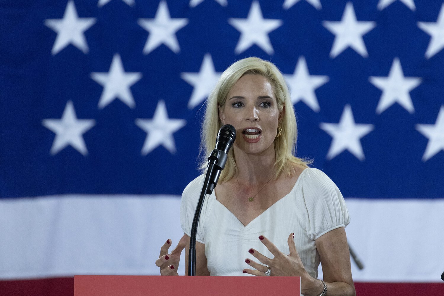 Ashley Hinson emerges as odds-on favorite to succeed Ernst in the Senate