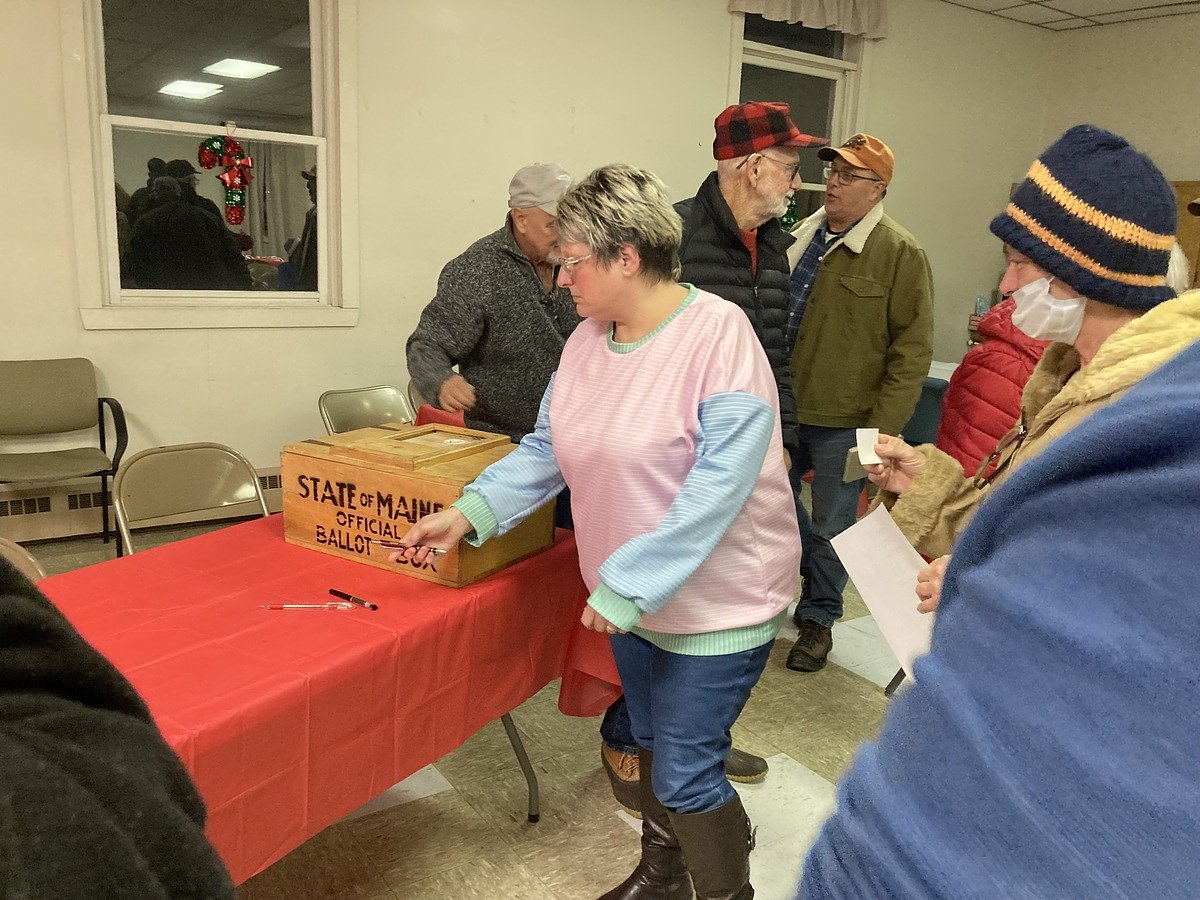 Residents move Penobscot County town one step closer to dissolving
