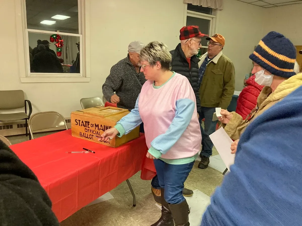 Residents move Penobscot County town one step closer to dissolving