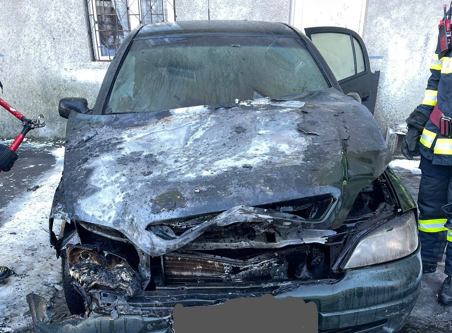 Mașină distrusă într-un incendiu pe o stradă din Sibiu