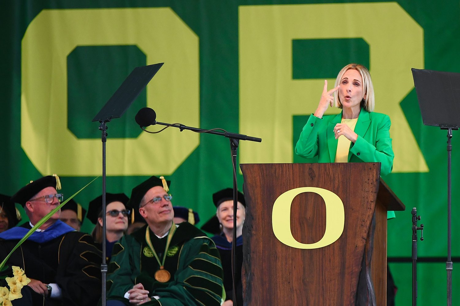 Marlee Matlin addresses UO grads (including her daughter) in commencement speech