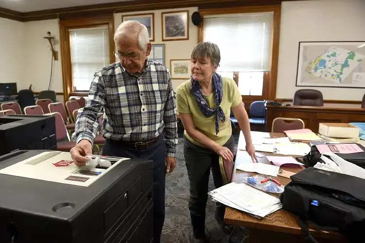 Results: Norwich and Hanover voters back Dresden school budget