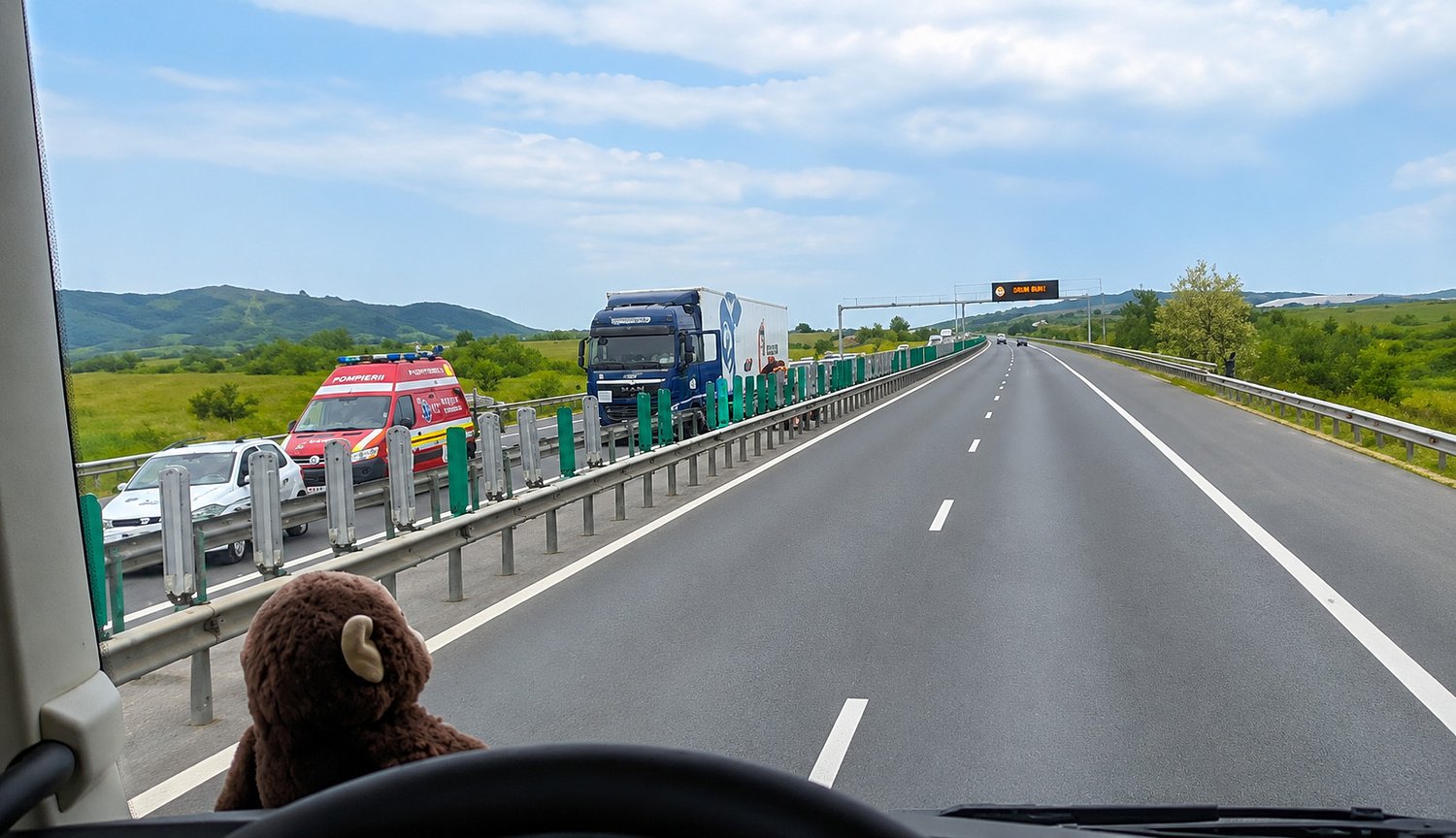 Tragedie pe A1, la Săliște: o șoferiță de TIR a murit după ce a făcut infarct și a intrat cu camionul în parapet