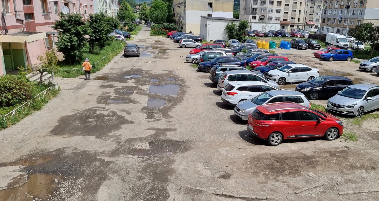 Străzi ca după bombardament într-un cartier al Sibiului. Locatarii sunt nemulțumiți, dar Primăria spune că sunt private / video, foto UPDATE