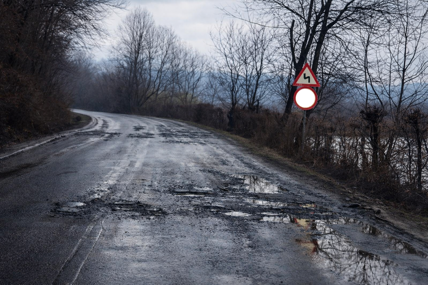 Drum distrus de șantierul autostrăzii: sute de basculante îl ”bombardează”, iar CJ Sibiu cere ca reparațiile să fie plătite de constructori / video