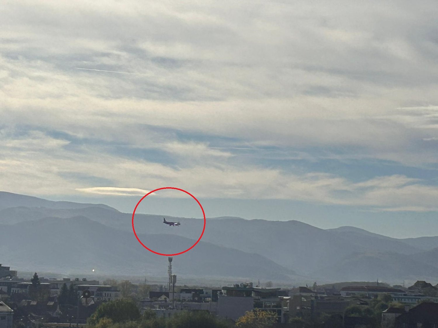 Un avion survolează joi Sibiul timp de mai multe ore. Aeroportul vine cu explicații / foto