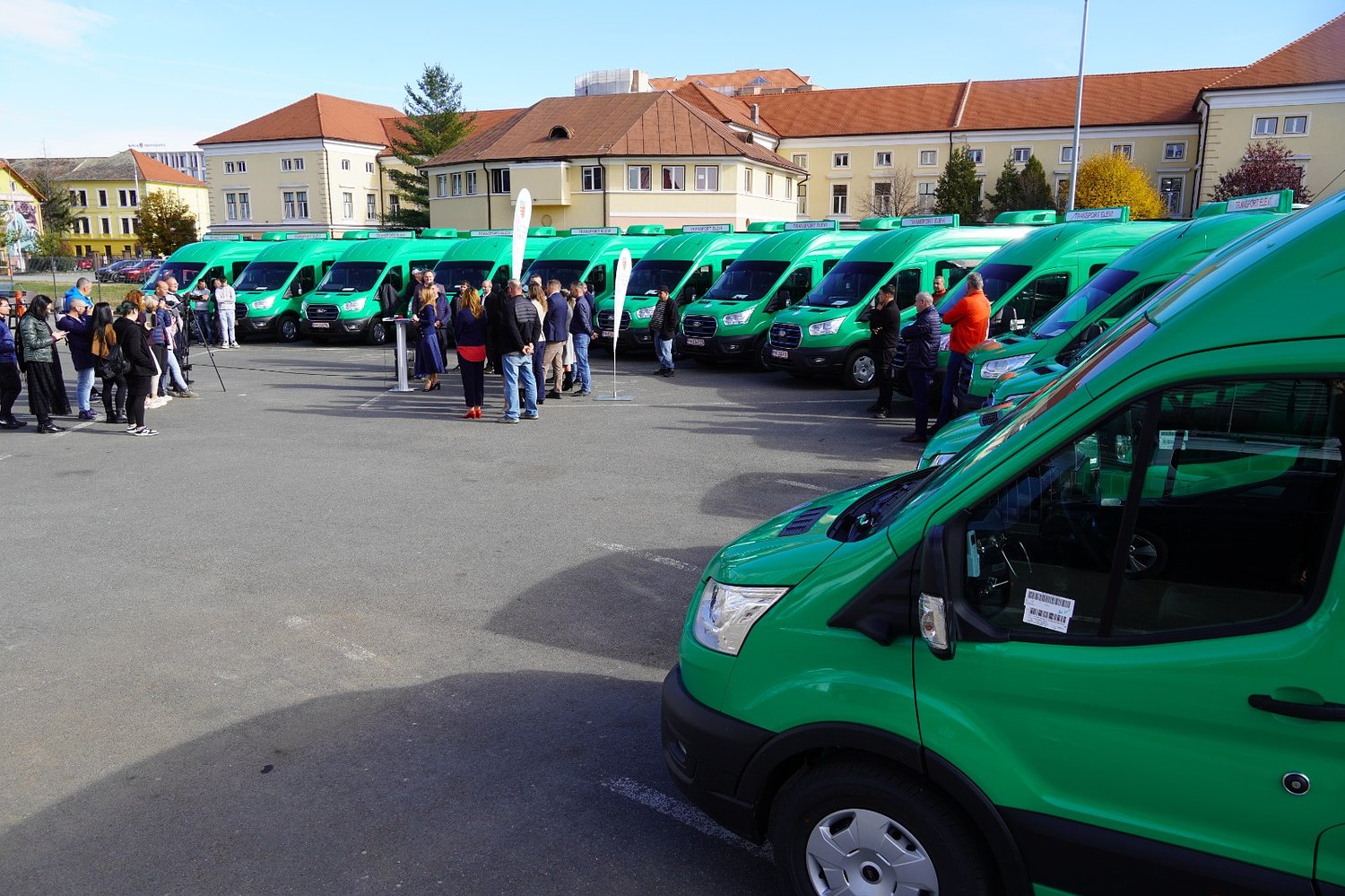 Consiliul Județean Sibiu a predat încă 13 microbuze școlare electrice pentru transportul elevilor din județ / foto