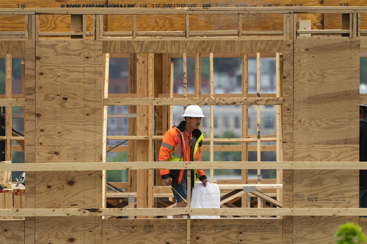 US homebuilder sentiment edges up in March