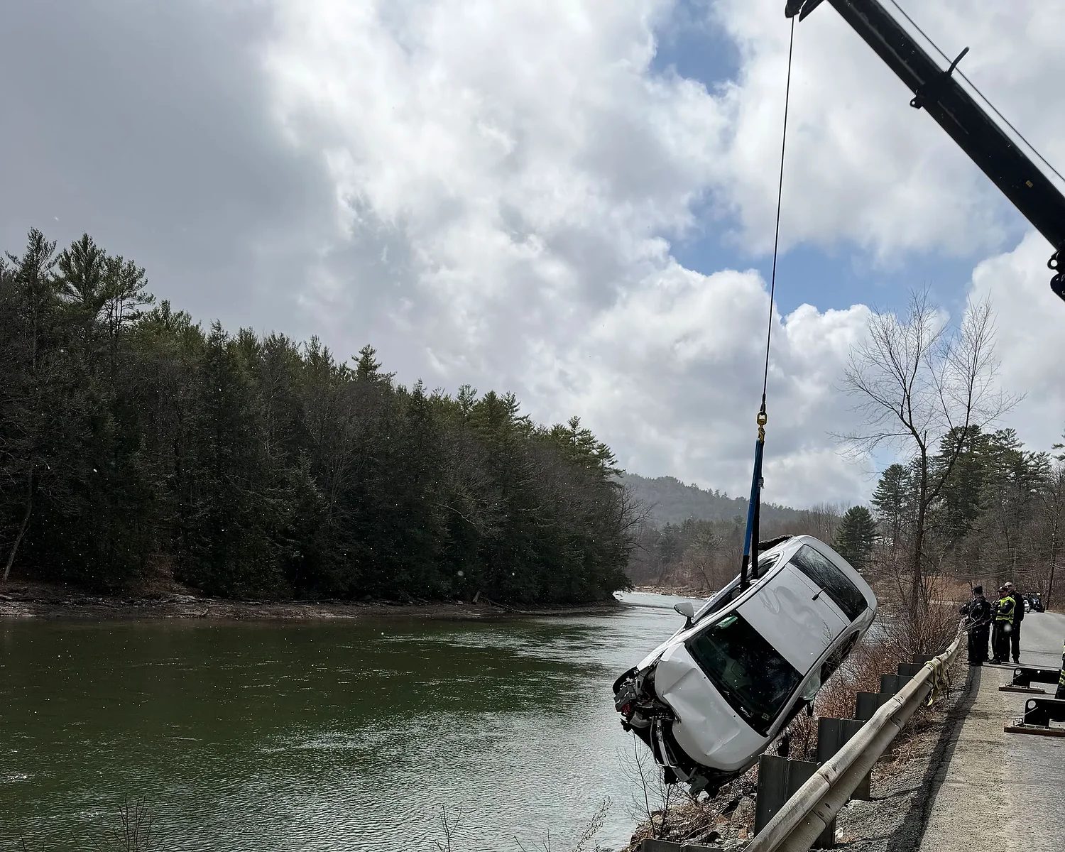 Mother and child escape after car plunges into Ottauquechee River