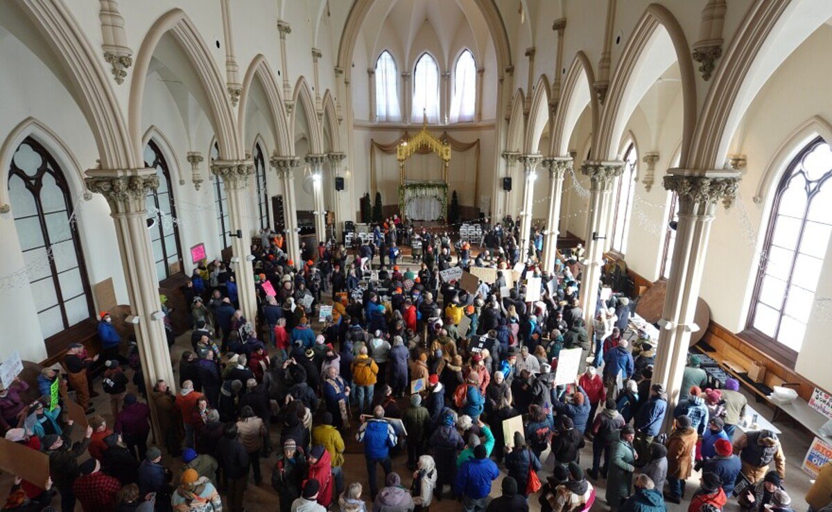 Hundreds gather in Lewiston for 'Ice Them Out' rally