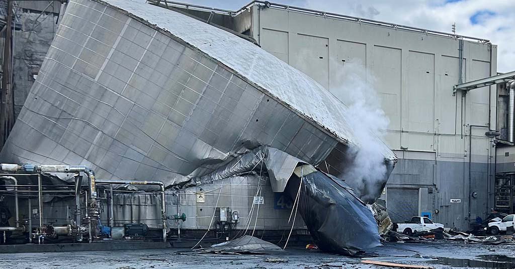 2 dead, toxins spill into Columbia in Longview mill explosion