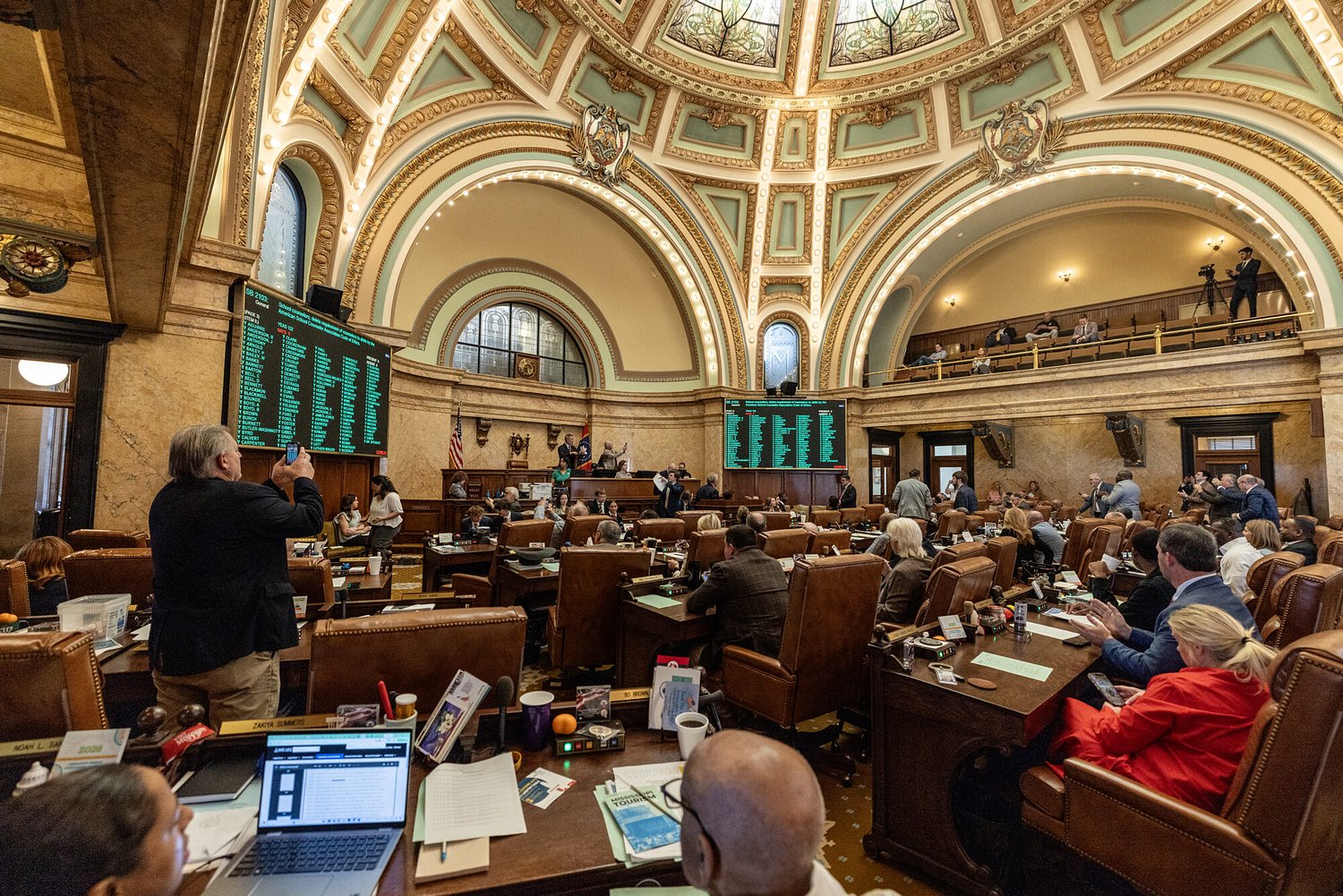 Lawmakers punt on Supreme Court redistricting, send immigration and education bills to governor