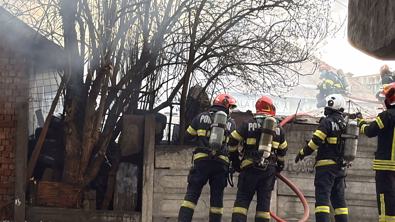 Incendiu puternic la o casă din Turnu Roșu: doi oameni au suferit atacuri de panică