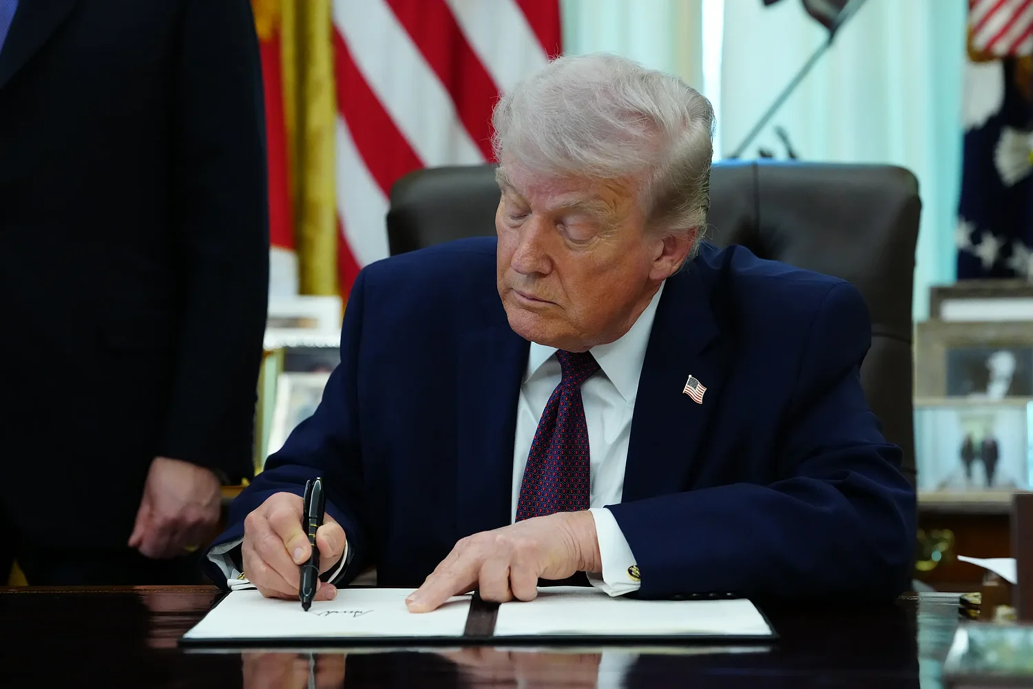 Trump issues order to impose new rules on mailing of ballots