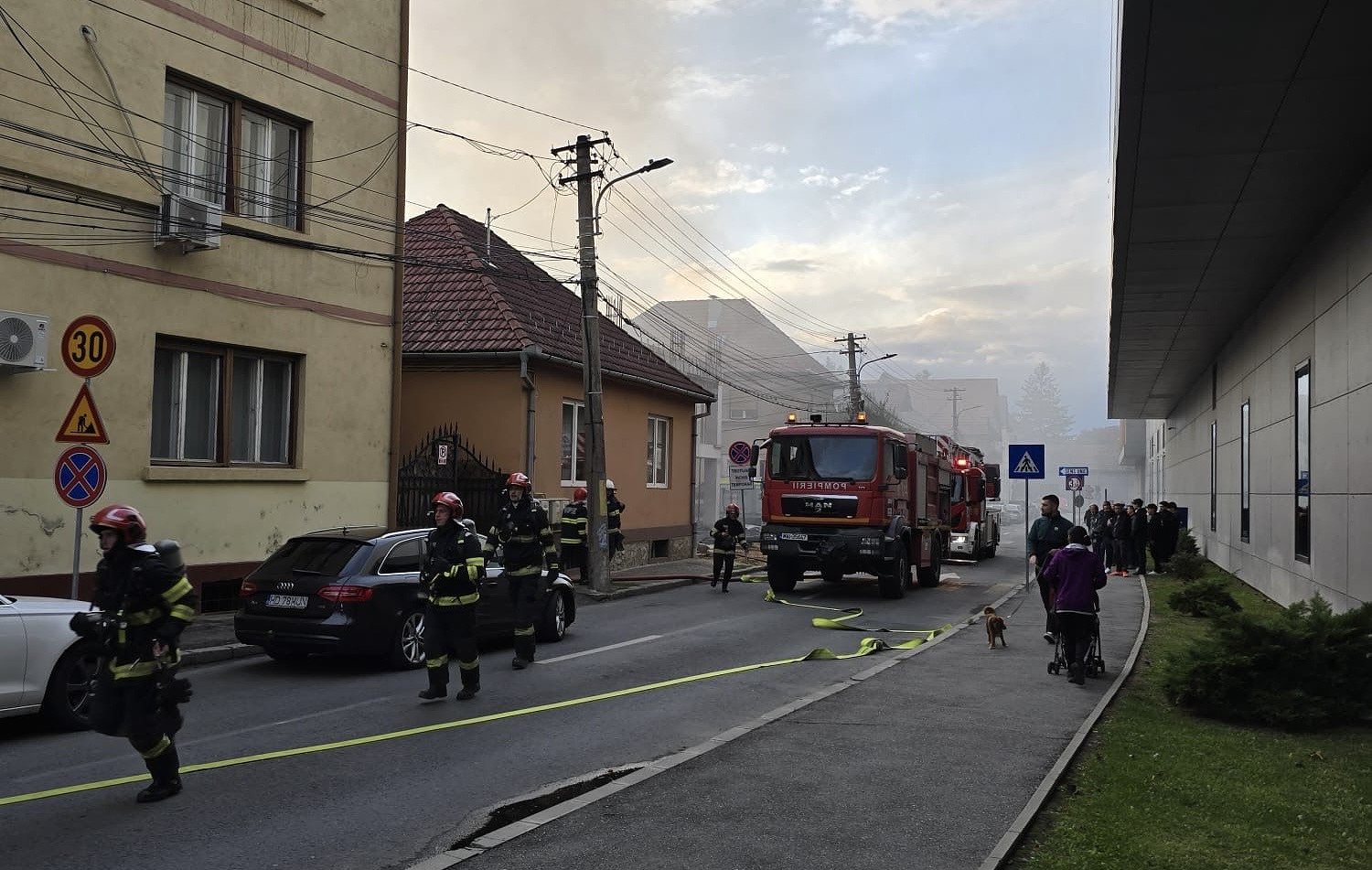 Incendiu în Sibiu vizavi de Mall: mansarda unei case, mistuită de flăcări / foto video