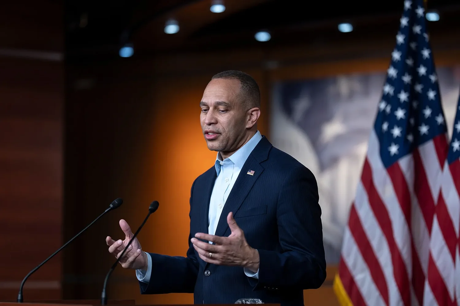 Jeffries Undercuts Congressional Stock Trading Ban