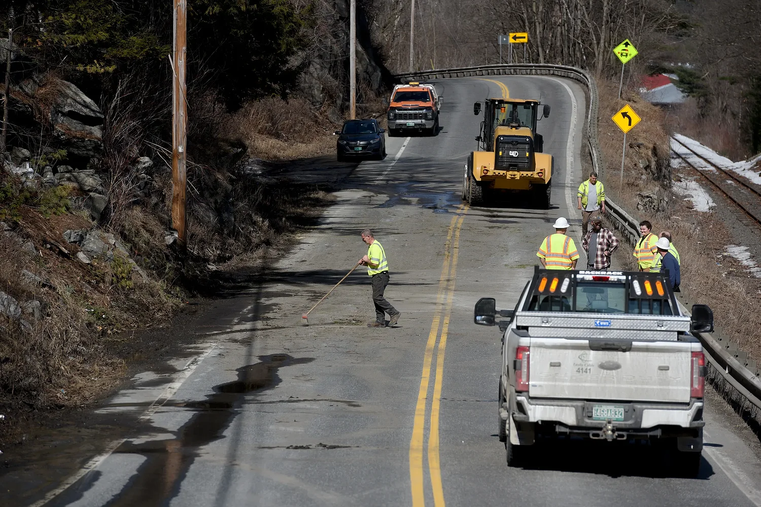 State surveys area of Fairlee rockslide