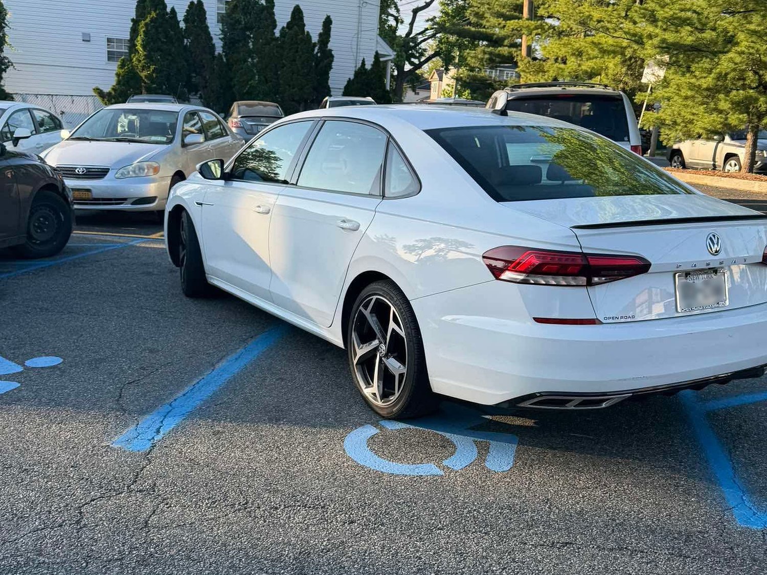 Controversial vigilante publicly shames Staten Islanders into better parking