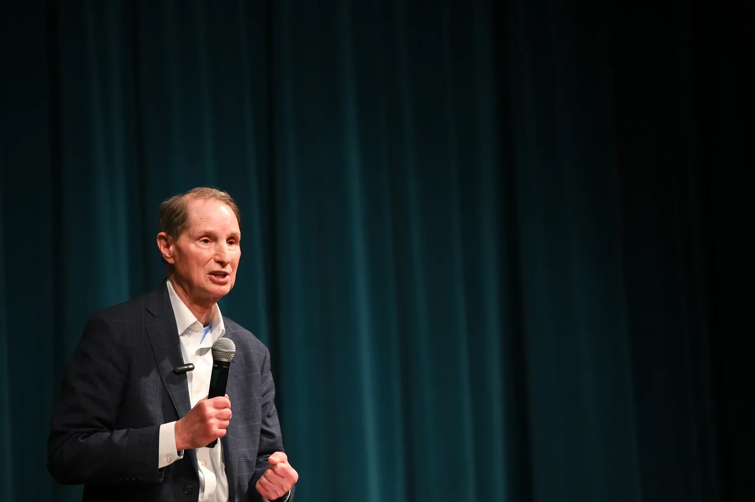 As shutdown continues, Wyden says he’ll talk to anybody who ‘wants to do the right thing’