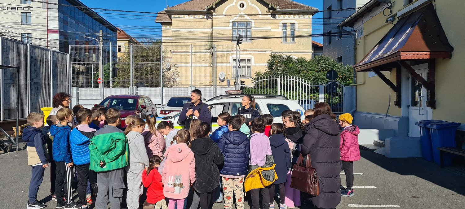 Polițiștii sibieni au făcut ateliere interactive de educație rutieră la Școala „Regina Maria”