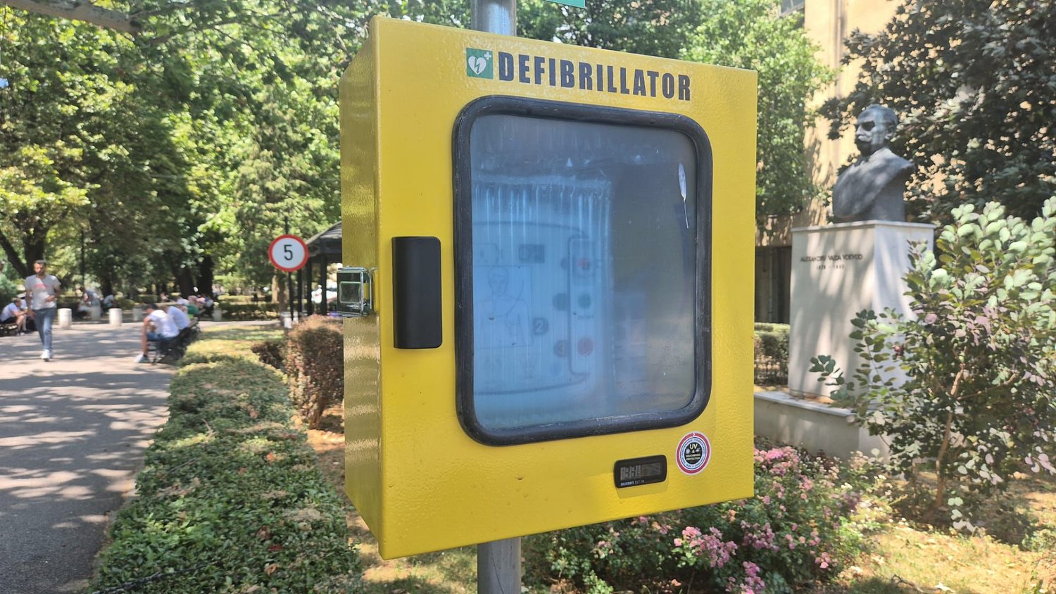 Aparatele care salvează vieți: unde sunt amplasate și cum se folosesc defibrilatoarele stradale din Sibiu