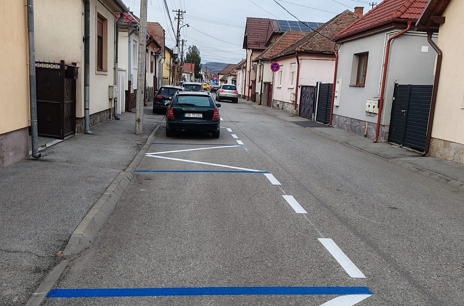 Primăria reia marcarea parcărilor pe două străzi în Sibiu: șoferii trebuie să elibereze locurile