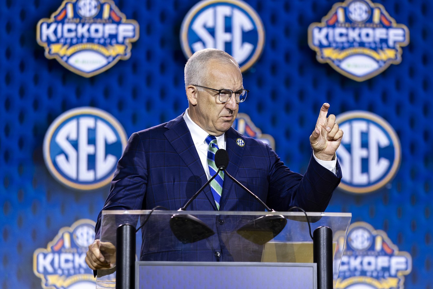 SEC to comply with court orders, allow pro players to sign