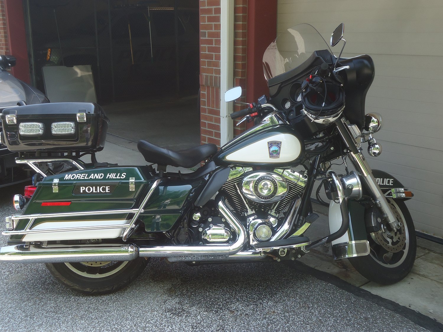 Driver flees after sideswiping parcel delivery truck: Moreland Hills Police Blotter