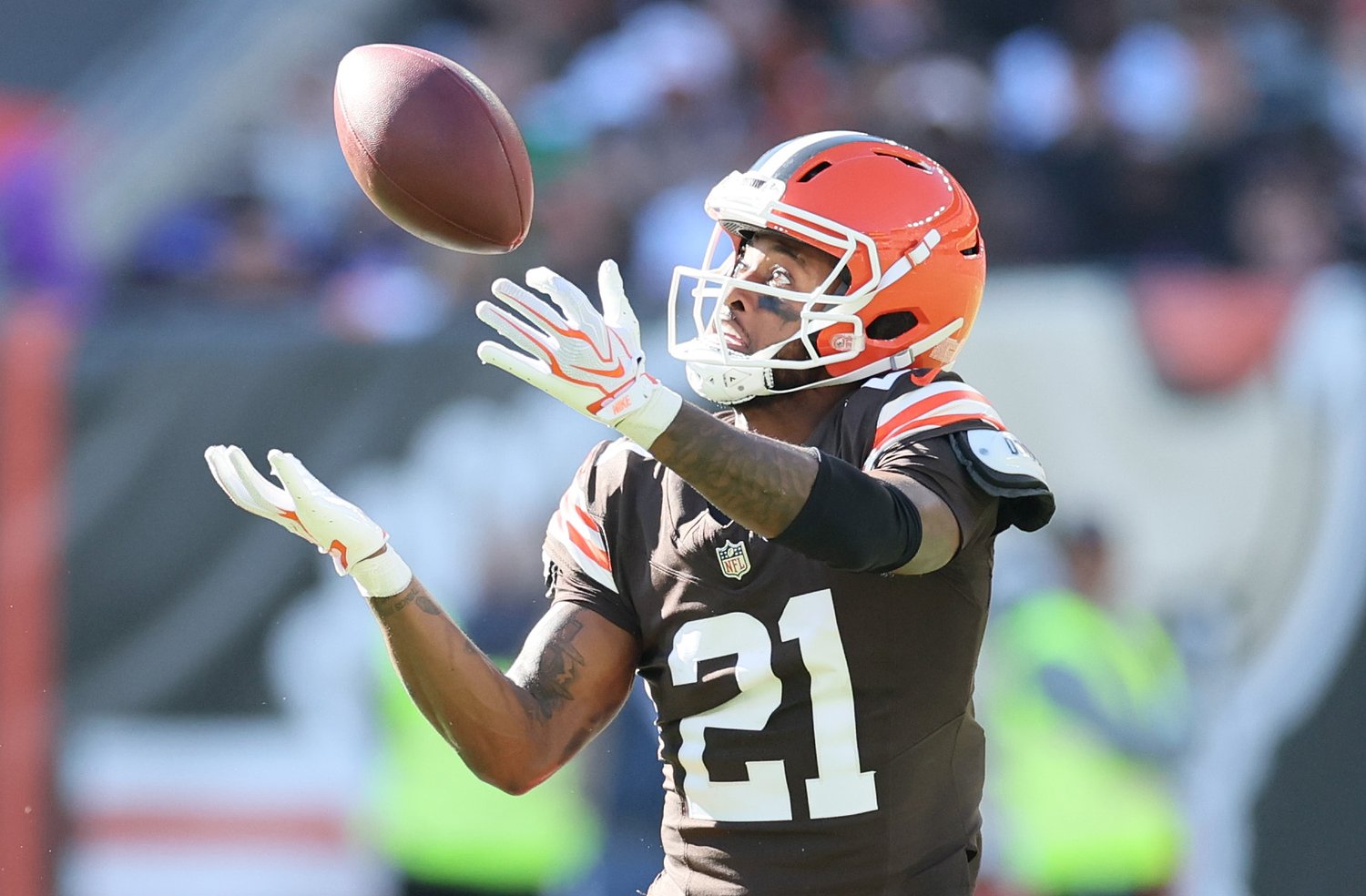 Browns CB Denzel Ward is active for the Titans game despite injuring his hand in practice on Friday; Quincy Williams will play too