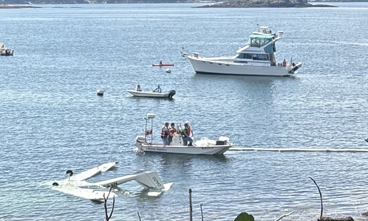 1 dead after small plane crashes off Bristol